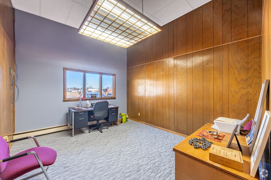 More Photos Of 236 S 2nd St, Butternut Distribution For Lease