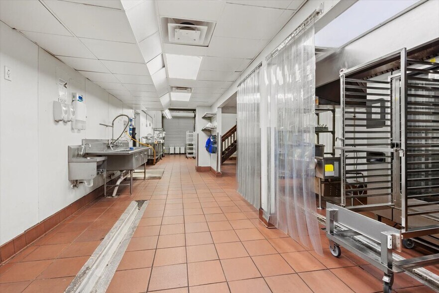 More Photos Of 1250-1264 SW Biltmore St, Port Saint Lucie Warehouse For Sale