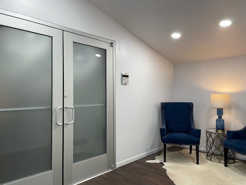 More Photos Of 2118 Mannix Dr, San Antonio Showroom For Sale