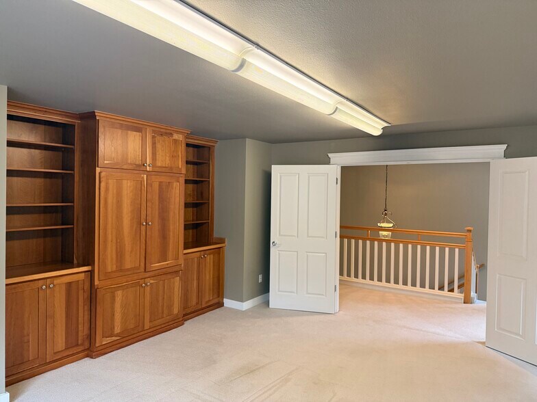 More Photos Of 1510 NE Fairview Village St, Fairview Office Residential For Lease