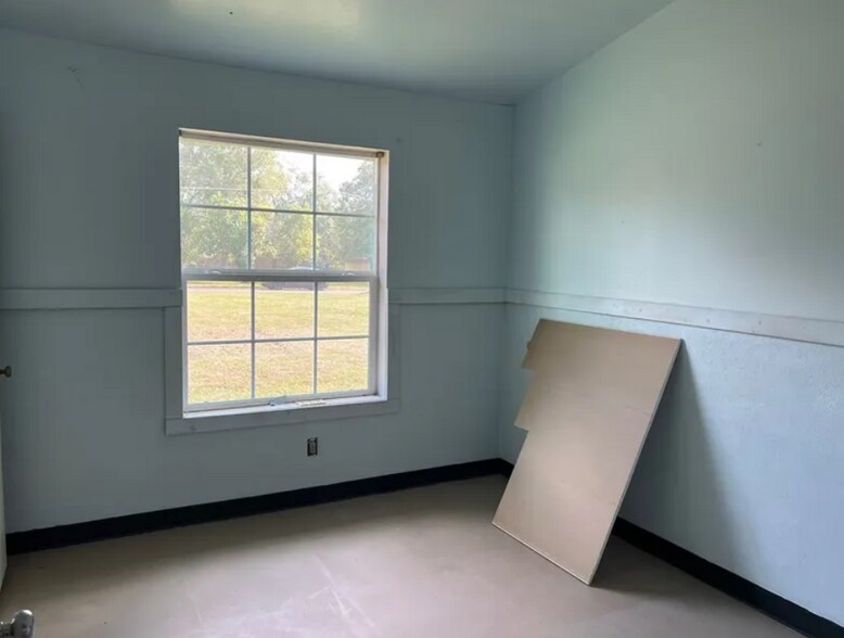 More Photos Of 569 Bear Dr, Timpson Medical For Sale