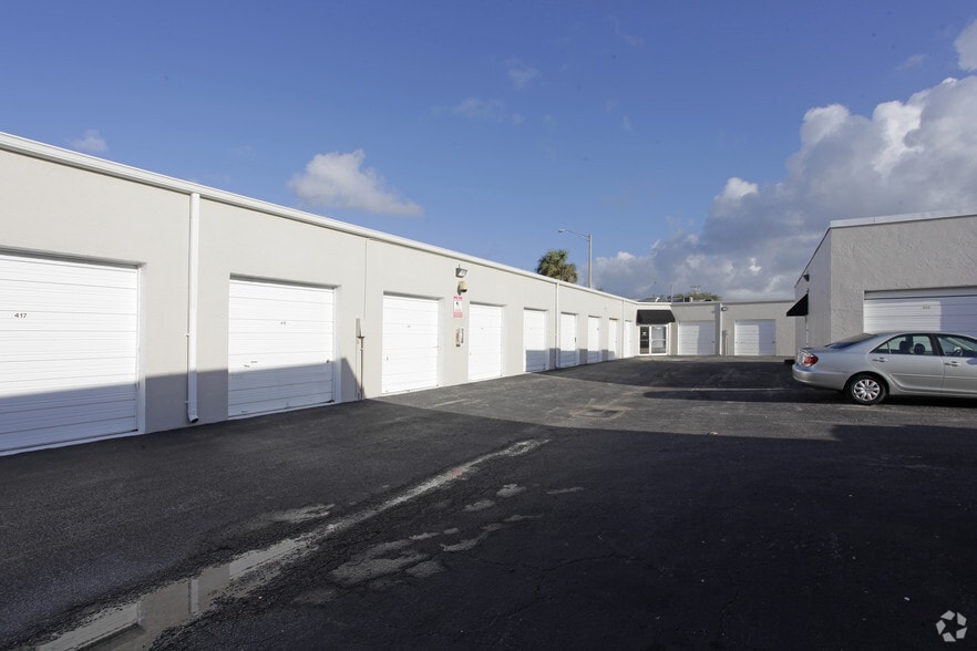 More Photos Of 4500-4560 N Dixie Hwy, Oakland Park Light Manufacturing For Lease