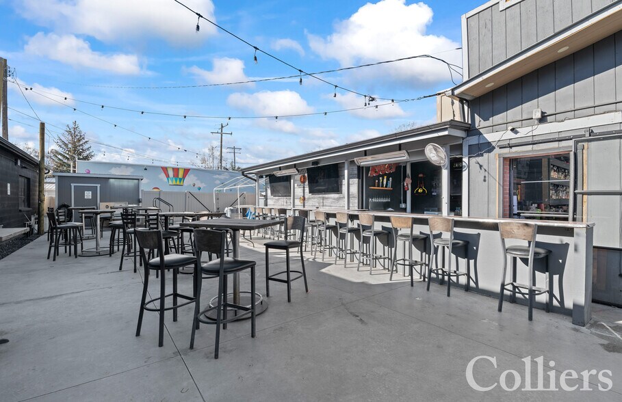 More Photos Of 10937 W State St, Star Bar For Sale
