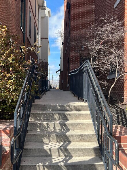 More Photos Of 108 E Main St, Newark Freestanding For Lease