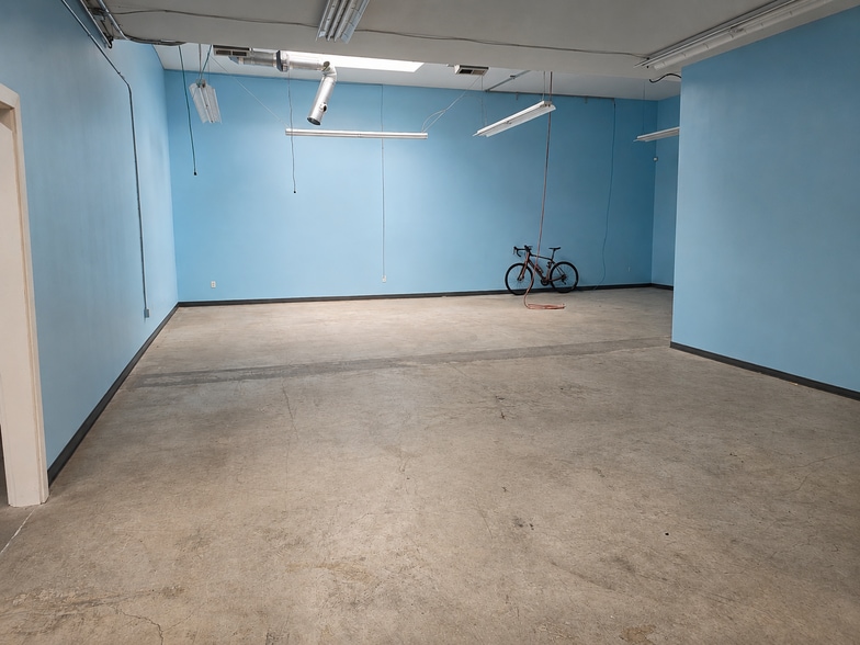 More Photos Of 1400-1416 SE Morrison St, Portland Storefront For Sale