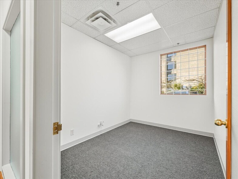 More Photos Of 470-560 Kingsway, Vancouver Storefront For Sale