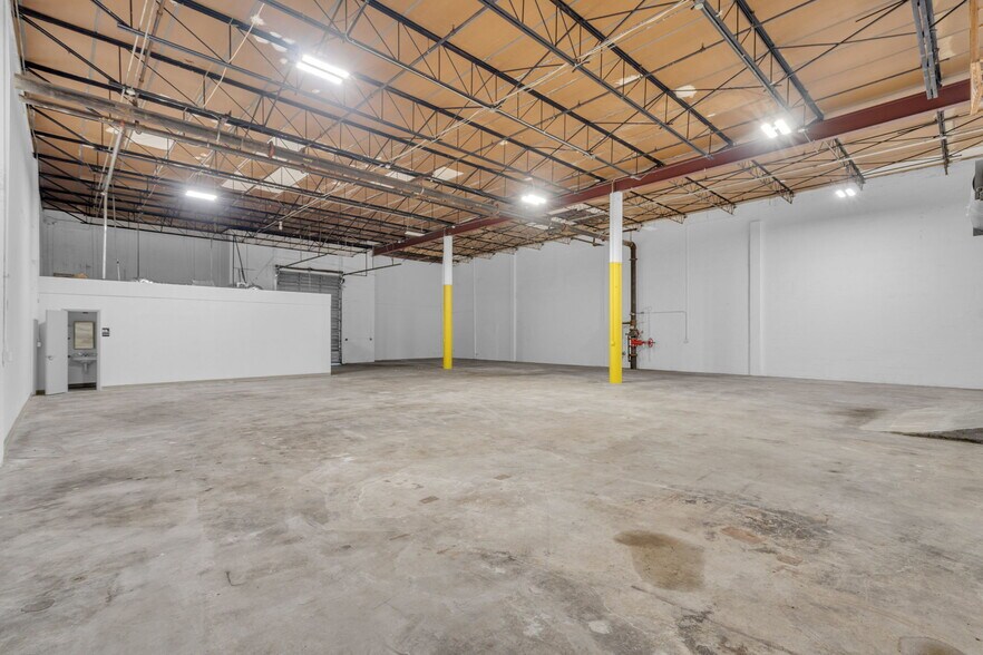 More Photos Of 325-337 W 75th Pl, Hialeah Warehouse For Lease