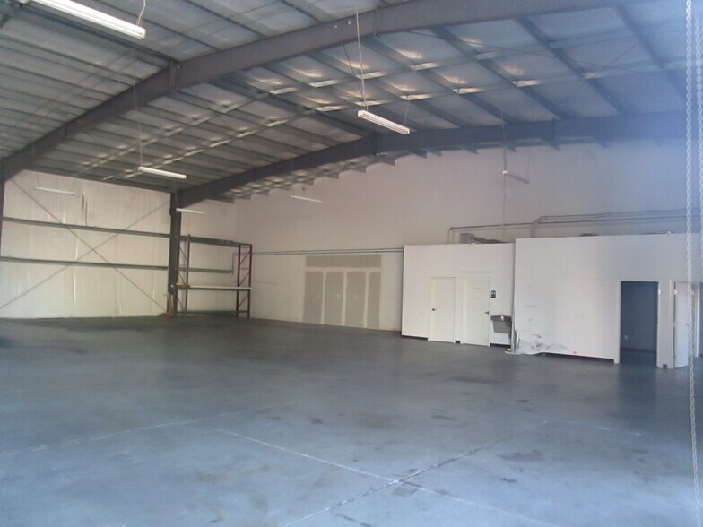 More Photos Of 1811 Greenleaf Ln, Leesburg Warehouse For Lease