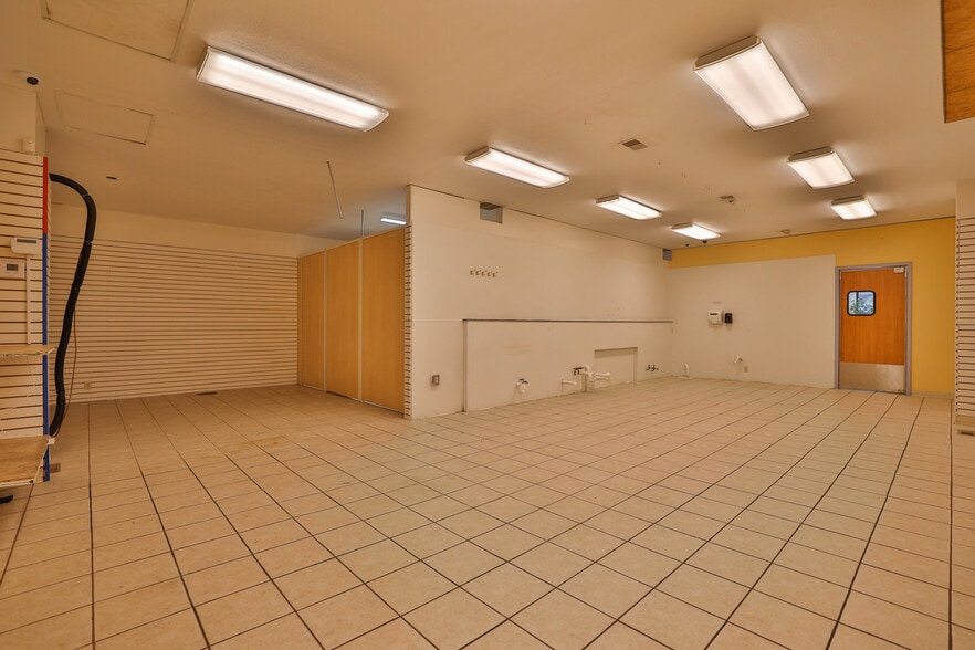 More Photos Of 107 N Bluff Rd, Collinsville Storefront For Sale