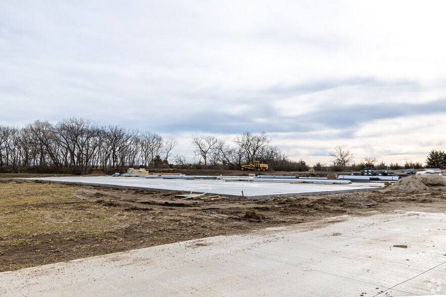 More Photos Of 307 SE 53rd St, Topeka Industrial For Lease
