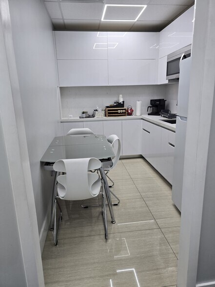 More Photos Of 4650-4698 NW 74th Ave, Miami Warehouse For Lease