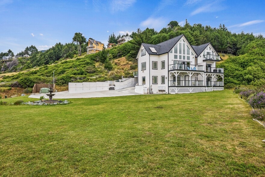 More Photos Of 266 Dolphin Dr, Whitethorn Hotel For Sale