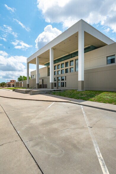 More Photos Of 1024 Texas Yes Blvd, Robstown Office For Lease