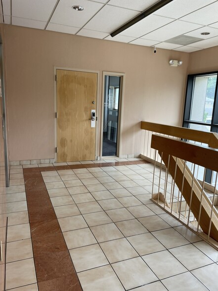 More Photos Of 1735 Central Ave, Albany Office For Sale