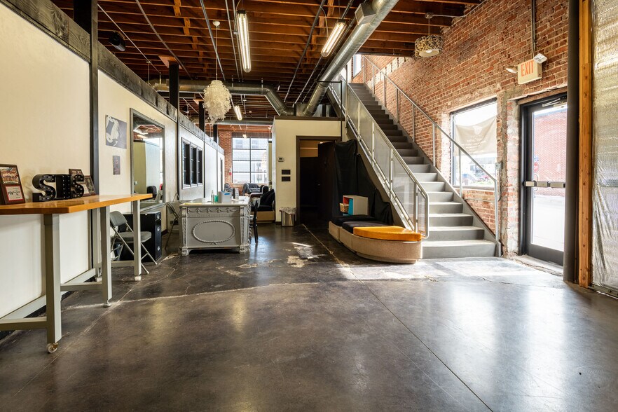 More Photos Of 200 N Armstrong St, Bixby Storefront For Lease