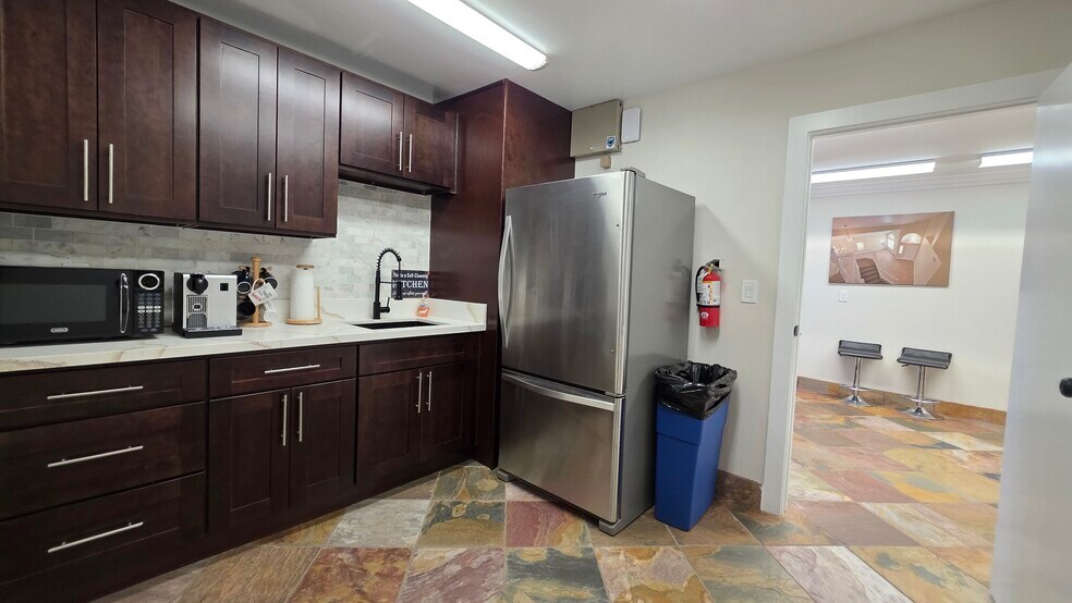More Photos Of 3909 Vegas Dr, Las Vegas Office For Sale