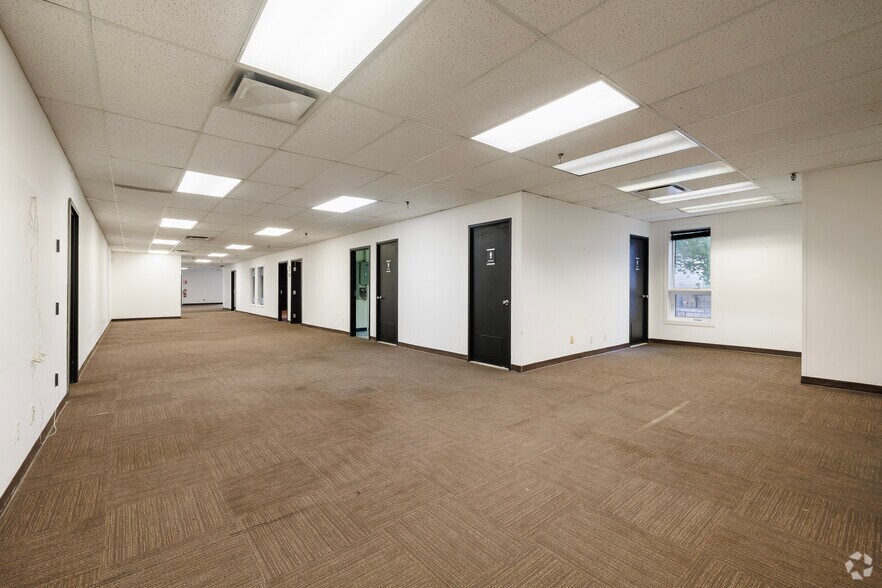 More Photos Of 2325 Rue Dandurand, Montréal Warehouse For Lease