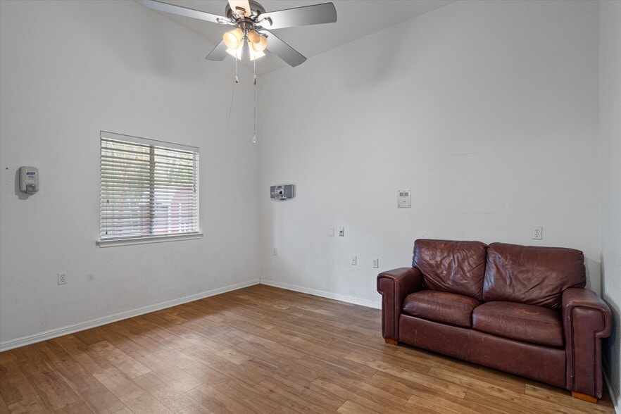 More Photos Of 1213 Justin Ln, Austin Healthcare For Sale