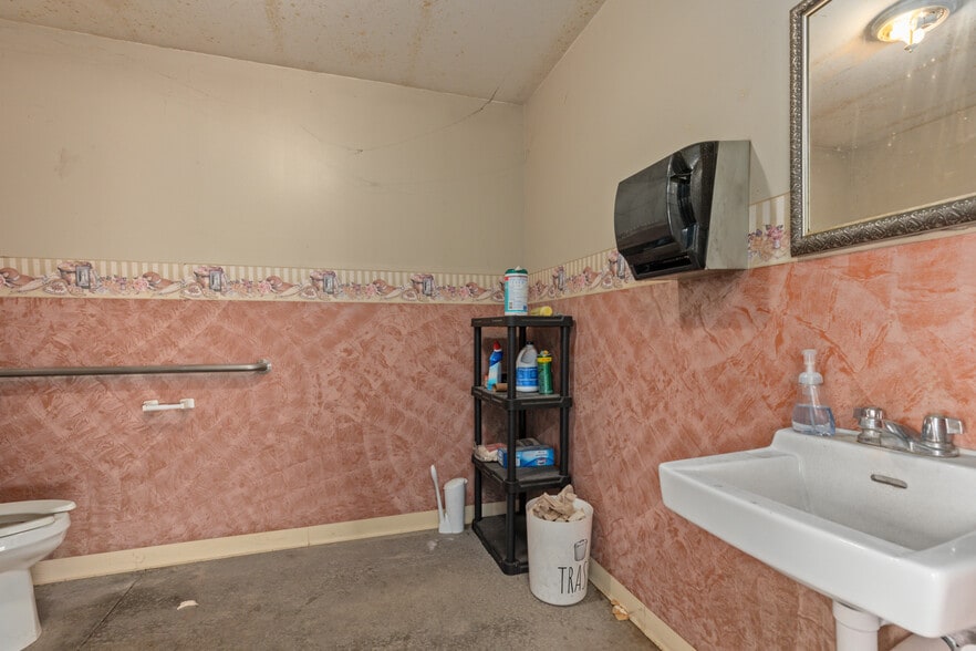 More Photos Of 2149 E Frontage Rd, Staunton Auto Dealership For Sale