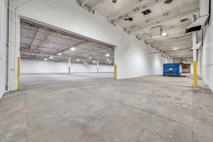 More Photos Of 1000 W Crosby Rd, Carrollton Warehouse For Lease