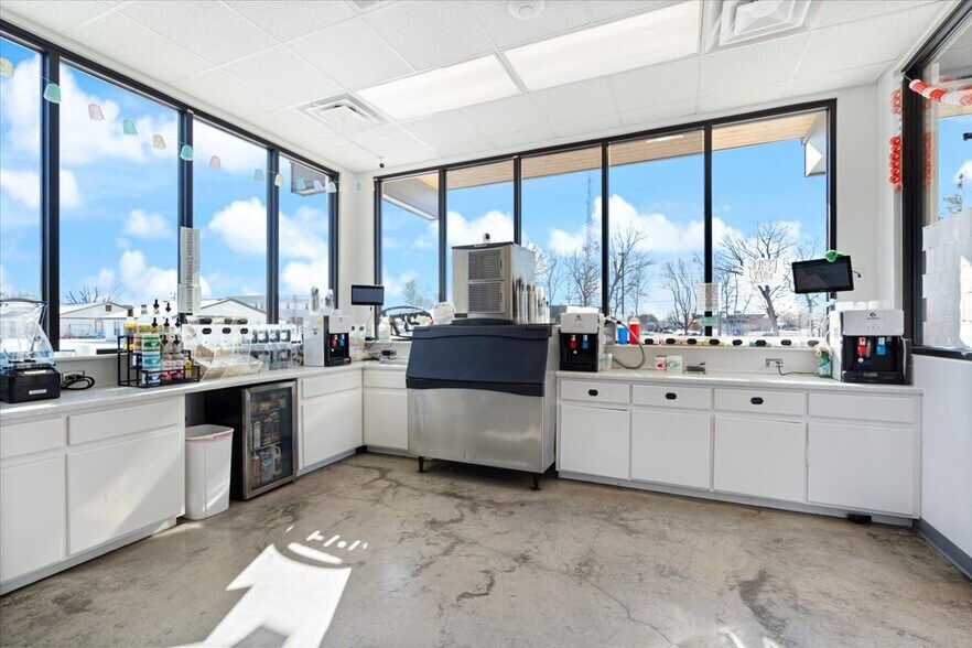 More Photos Of 1607 W New Hope Rd, Rogers General Retail For Sale