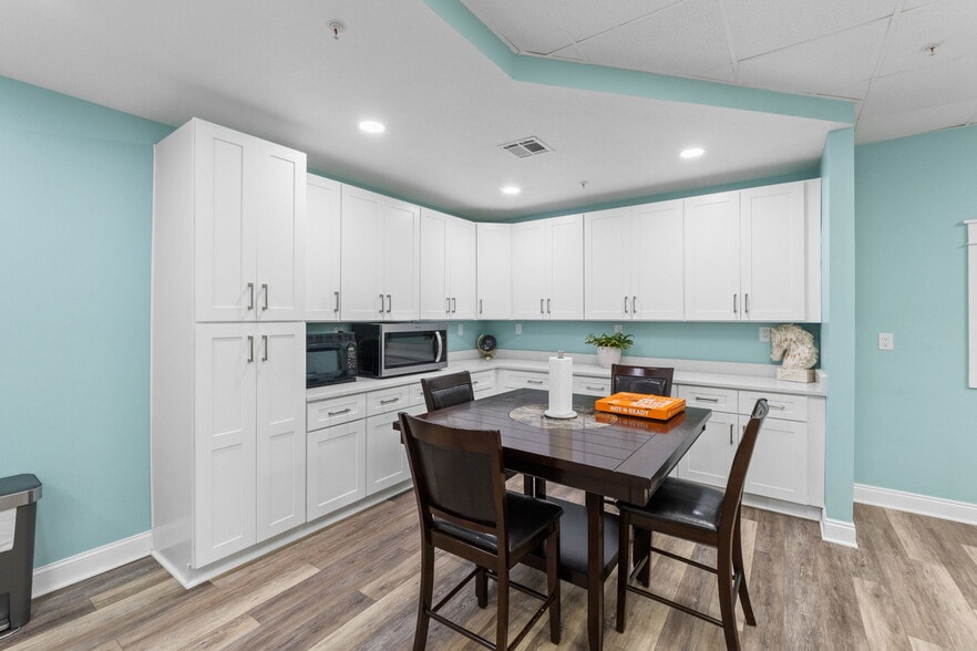 More Photos Of 5420 Hickory St, Panama City Office For Sale