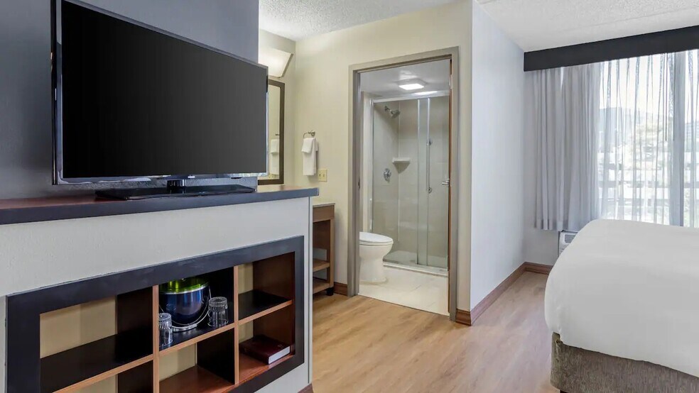 More Photos Of 300 United Leuva Cir, Houston Hotel For Sale