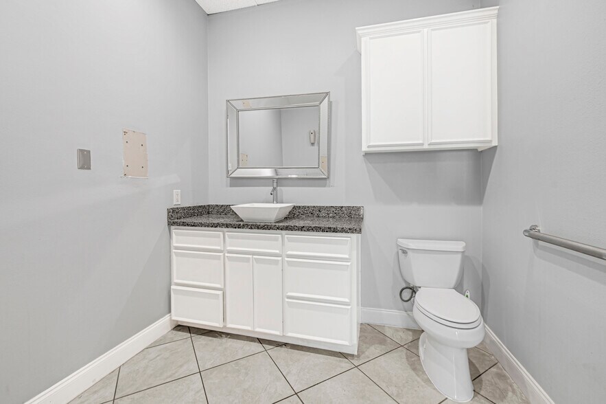 More Photos Of 12649-12655 Memorial Dr, Houston Storefront For Lease
