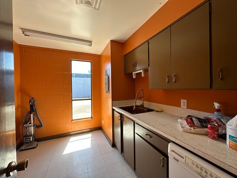 More Photos Of 1400 S Bertelsen Rd, Eugene Office For Lease