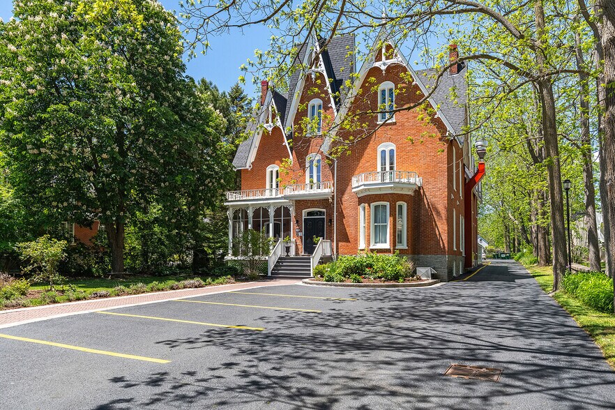 More Photos Of 343 Main St E, Picton Hotel For Sale