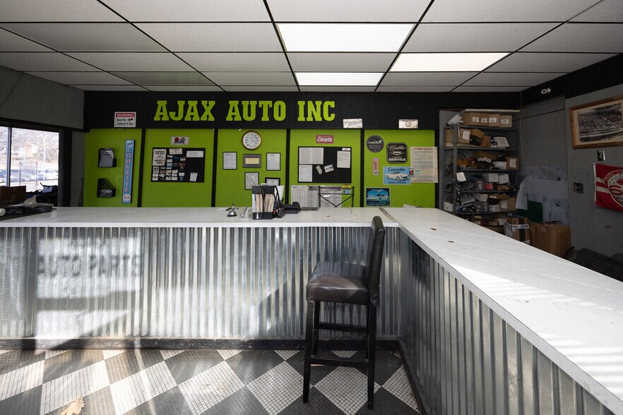 More Photos Of 10401 E US Highway 24, Independence Flex For Sale