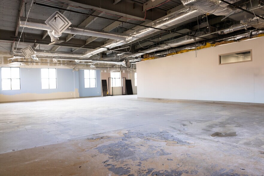 More Photos Of 200 Commerce St, Clarksville Office For Lease