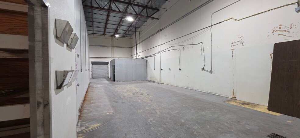 More Photos Of 7810 Kingspointe Pky, Orlando Warehouse For Lease
