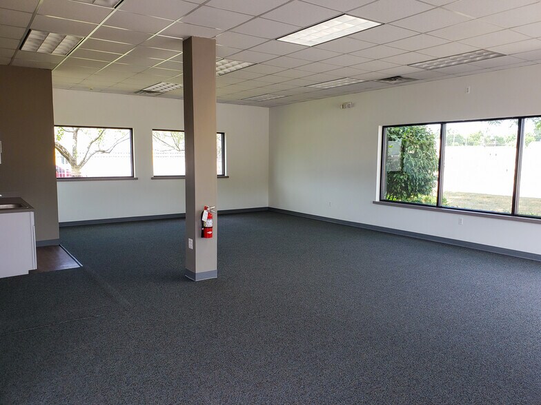 More Photos Of 14935 W 11 Mile Rd, Oak Park Self Storage For Lease