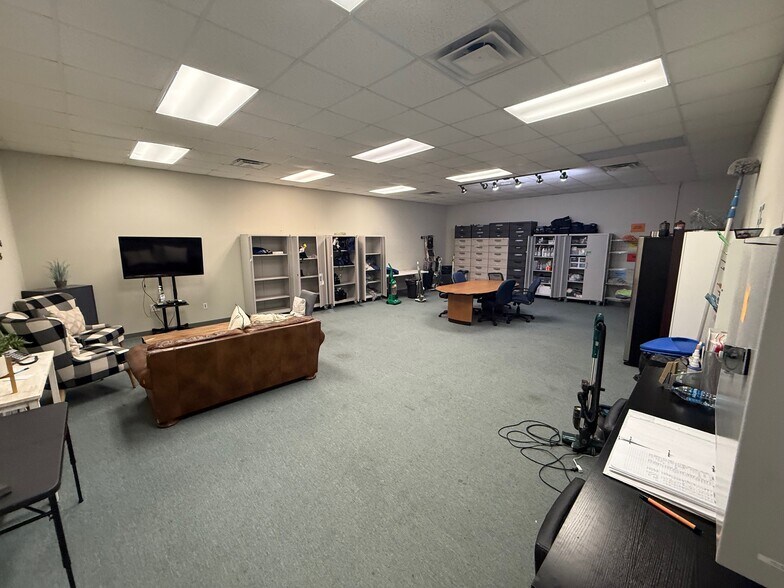 More Photos Of 1975 Mall Blvd, Auburn Warehouse For Lease