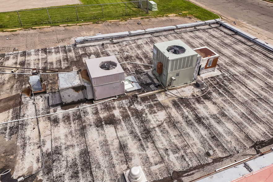 More Photos Of 1555 S Bluffview St, Wichita Freestanding For Sale
