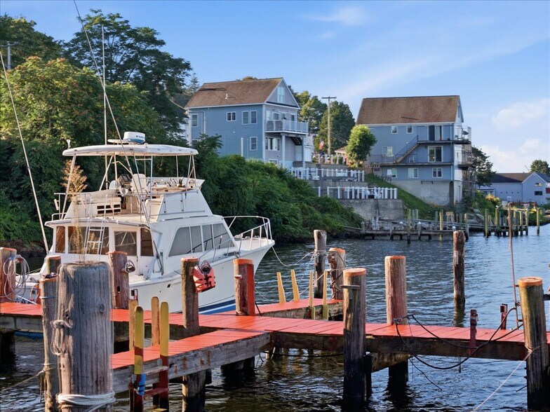 More Photos Of 53 Thames St, Groton Marina For Sale