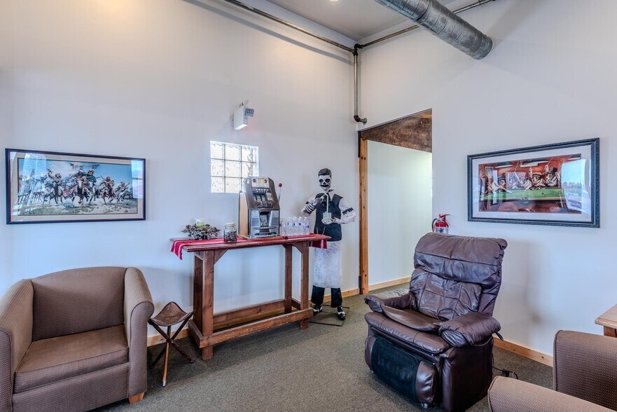 More Photos Of 117 Pine St, Pinedale Restaurant For Sale