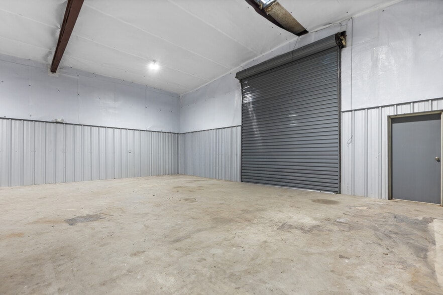 More Photos Of 7031 TX-75, Huntsville Manufacturing For Lease