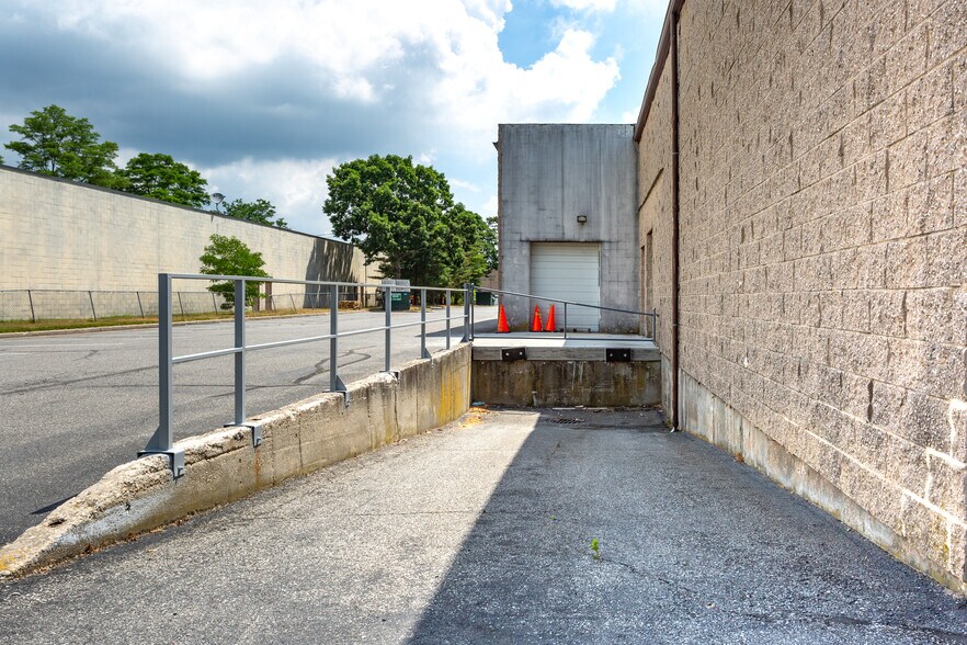 More Photos Of 2130 Pond Rd, Ronkonkoma Warehouse For Lease