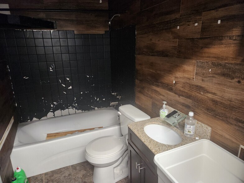 More Photos Of 104 E 38th St, Odessa Storefront For Lease