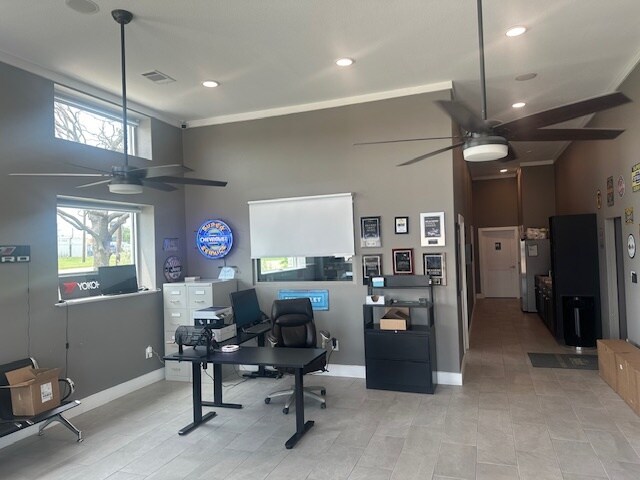 More Photos Of 2201 Commerce St, Marble Falls Warehouse For Sale