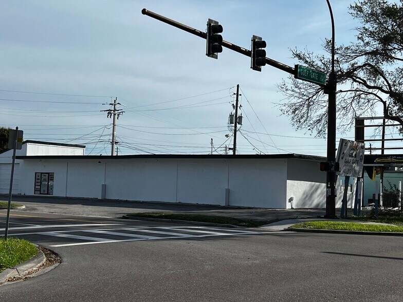 More Photos Of 6631-6633 Gateway Ave, Sarasota Self Storage For Lease