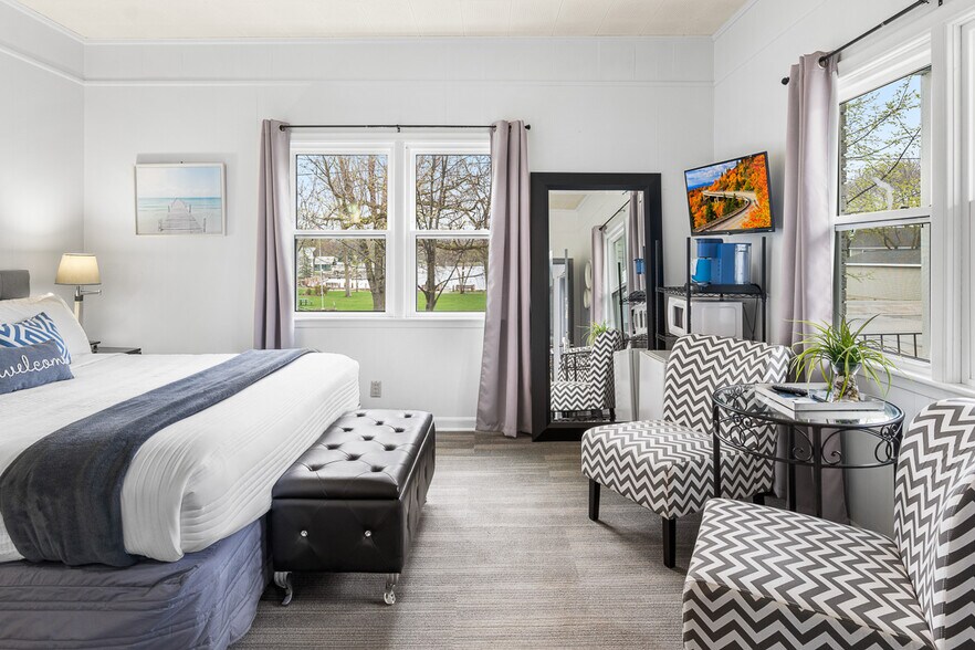 More Photos Of 488 South St, Green Lake Hotel For Sale