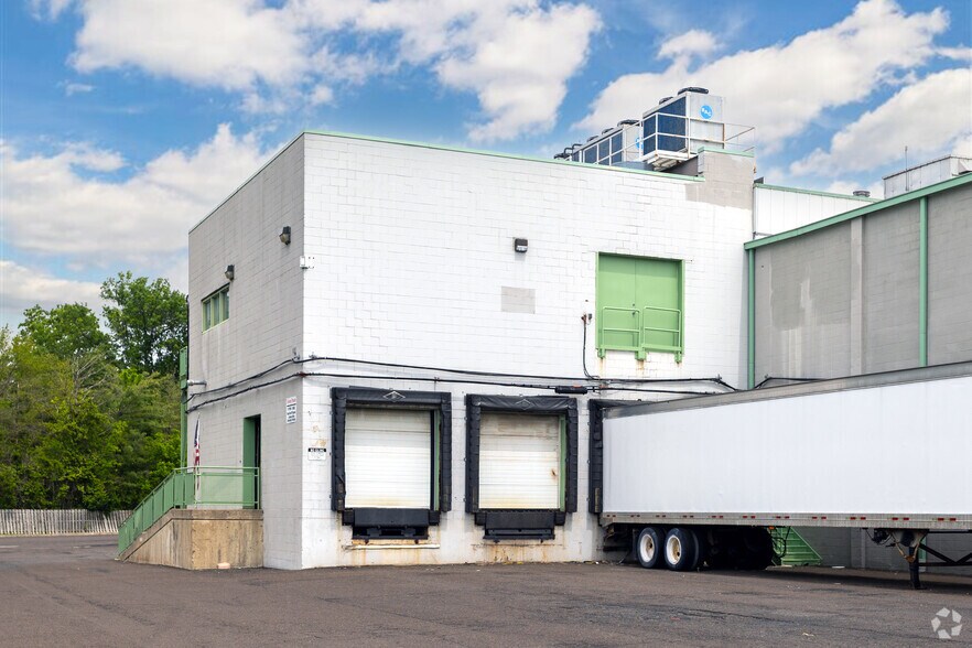 More Photos Of 2010 County Line Rd, Huntingdon Valley Storefront For Sale