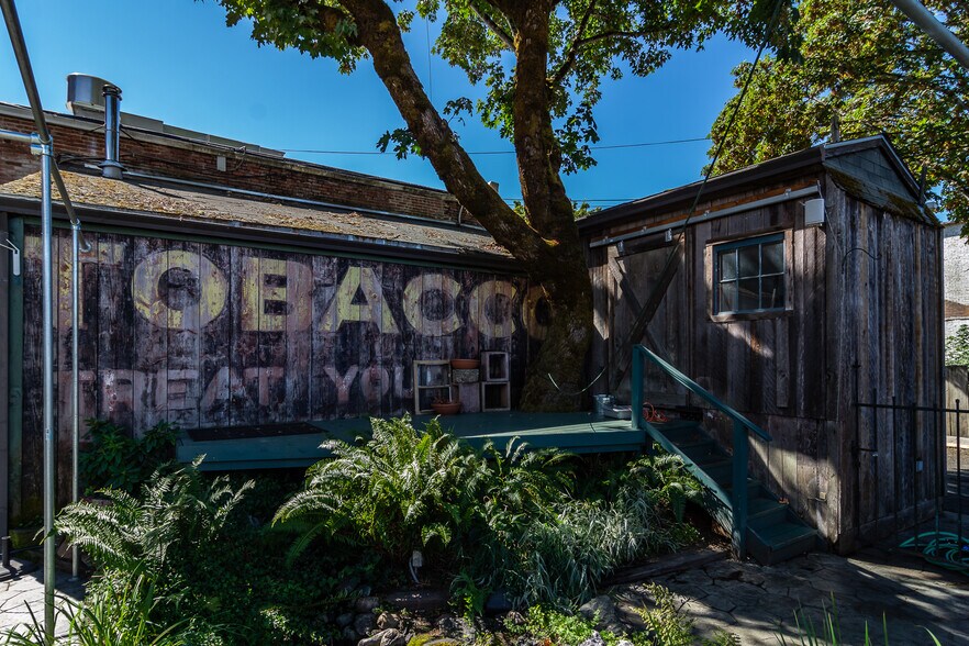 More Photos Of 115 NE Locust St, Oakland Restaurant For Sale