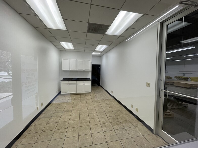 More Photos Of 8120 River Dr, Morton Grove Warehouse For Lease