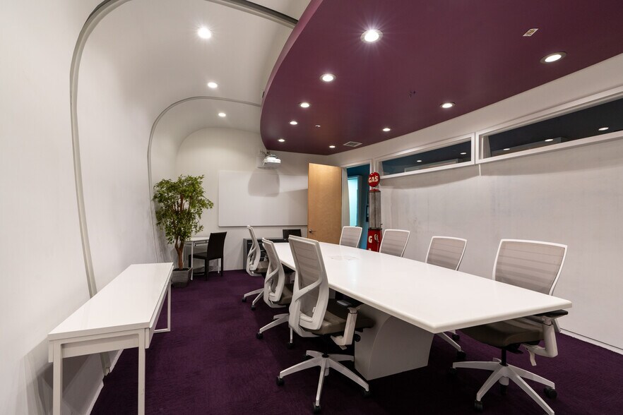 More Photos Of 3158 24th Ave N, Saint Petersburg Showroom For Sale