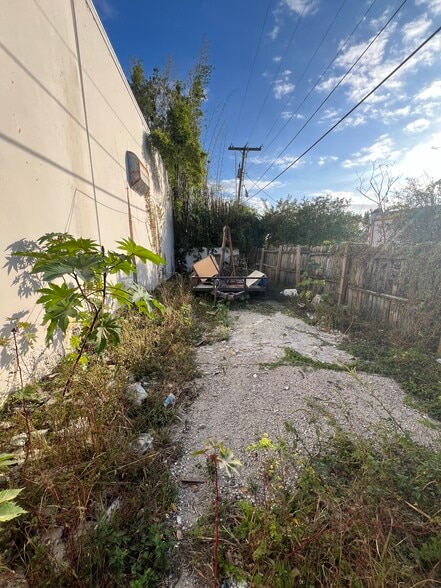 More Photos Of 7704 W Hillsborough Ave, Tampa Warehouse For Lease