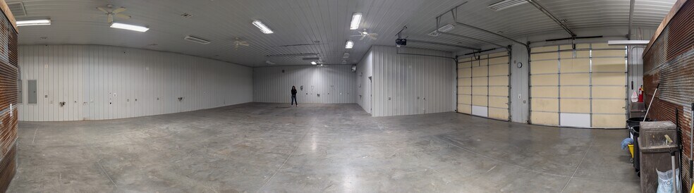 More Photos Of 816 W Fairview Ave, Carthage Showroom For Lease